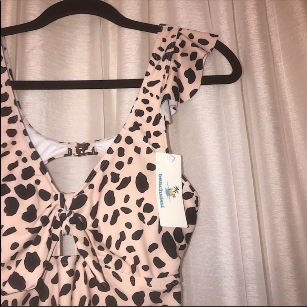 Beachsissi NWT Leopard Print Ruffle Shoulder One Piece Swimsuit Large - Picture 4 of 5